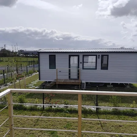 Camping Mobil Num 4 , Se Situant Dans Un Parc De Résidence De Loisir Proche De La Grandcamp-Maisy